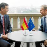 Pedro Sánchez dialoga con Donald Tusk en Bruselas / Ap