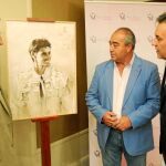 José Ribagorda, el Alcalde de Villaseca y Sergio Miguel junto al cartel. Foto: Rubén Mondelo