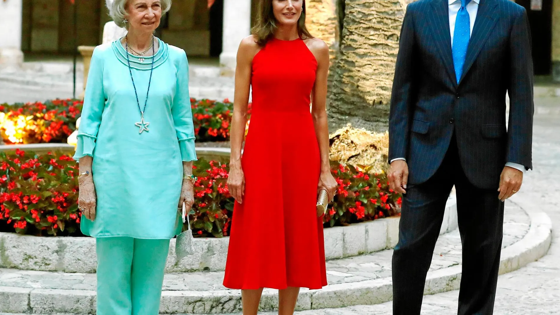 Doña Sofía, la Reina y el Rey, en la isla malloquina, ayer / Efe