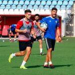 El portugués Pedro Enmanuel (d) nuevo entrenador de la UD Almería, este lunes, durante su primer entrenamiento con el equipo tras la llegada del nuevo dueño el jeque árabe, Turki Al-Sheikh / Foto: Efe