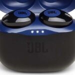 La funda protege los auriculares cuando no se usan y acumulan energía para recargar la batería tres veces, con una autonomía de cuatro horas por carga.