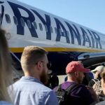 Pasajeros a la espera de embarcar en un vuelo de Ryanair
