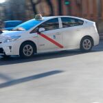 Imagen de archivo de un taxi circulando por Madrid