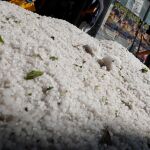 Los vecinos se echaron a la calle para ayudar a retirar las toneladas de granizo acumulado en las calles y locales