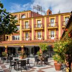 El espacio ajardinado está decorado por Victoria De Borbón Dos Sicilias | Hotel Huerta Honda