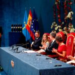 Felipe VI y Doña Letizia, junto a la princesa Leonor (2i), la infanta Sofía (dcha), y el presidente del Principado de Asturias, Adrián Barbón (izda). EFE/Ballesteros