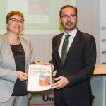 El responsable comercial de Unicaja Banco en Valladolid, Alberto López, y la coordinadora del informe, Felisa Becerra