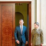 Felipe VI en el Palacio de la Zarzuela, ayer, antes de recibir una audiencia / Efe