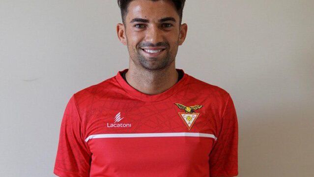 [GRAF4658. LISBOA, 15/07/2019.-Enzo Zidane posa con la camiseta del Aves de Portugal