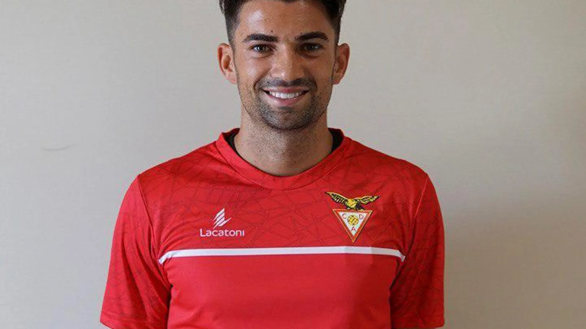 [GRAF4658. LISBOA, 15/07/2019.-Enzo Zidane posa con la camiseta del Aves de Portugal