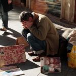 Un hombre pide limosna en una calle del centro de Sevilla / Foto: Manuel Olmedo