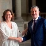Colau y Collboni sellan hoy el acuerdo en Barcelona. (Efe)
