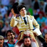 El diestro López Simón sale a hombros tras cortar dos orejas en la cuarta corrida de la Feria de la Virgen de San Lorenzo. Foto: EFE/Nacho Gallego