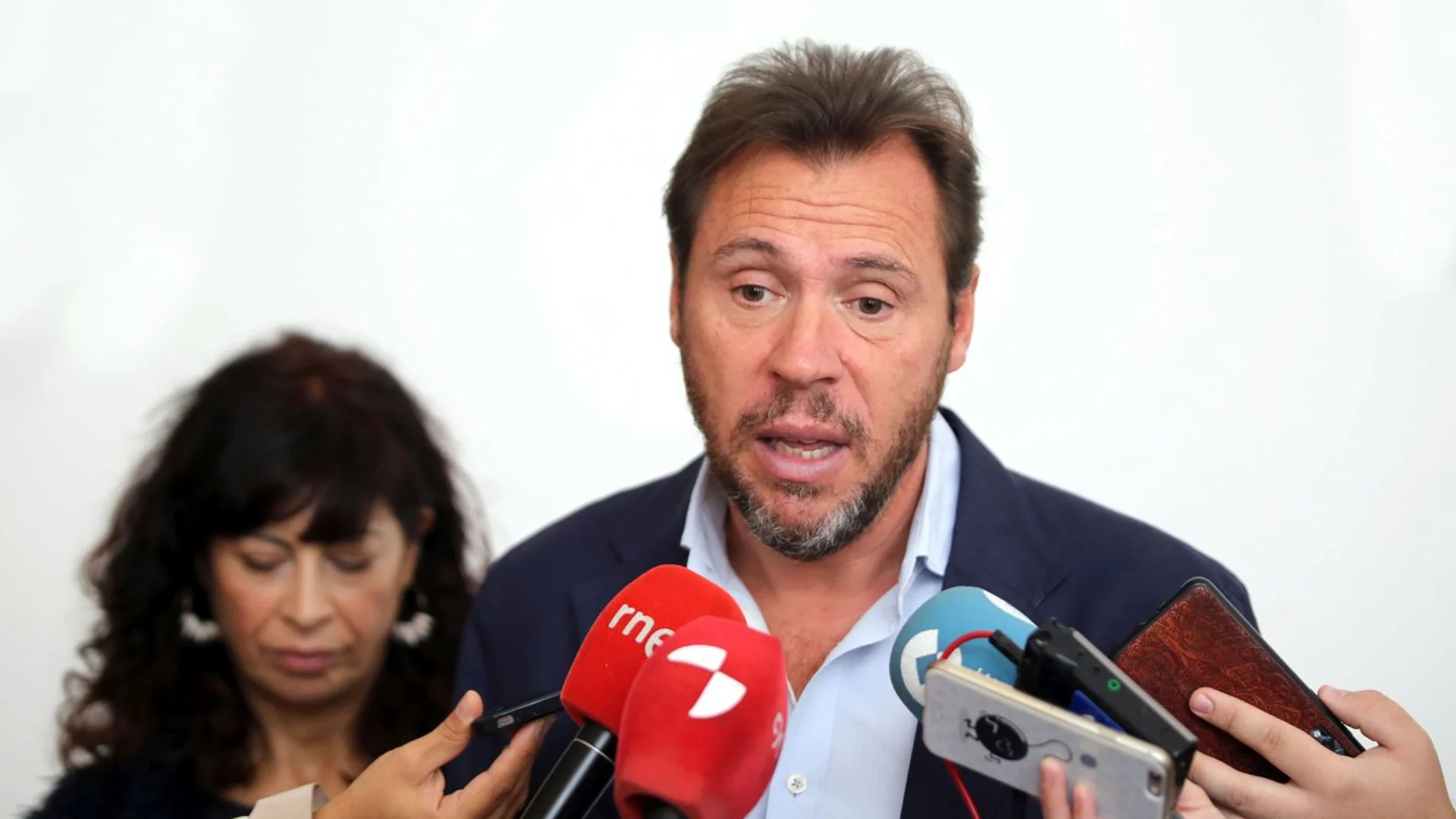 El alcalde de Valladolid, Óscar Puente, atiende a los medios de comunicación