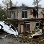 Un coche empotrado contra una casa por los efectos del tifón en Ichihara/Foto: Efe