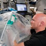 El astronauta Alexander Gerst durante un experimento en la Estación Espacial/Nasa