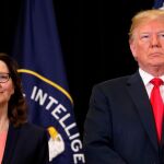 Donald Trump junto a la nueva directora de la CIA, Gina Haspel, en los cuarteles de Langley/Reuters