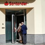 Dos clientes entran en una oficina bancaria