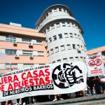 Cientos de personas participan este domingo en Madrid en una manifestación para denunciar la proliferación de las casas de juego y apuestas