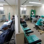 Varios pacientes con cáncer reciben el tratamiento de quimioterapia ambulatoria