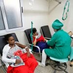 Una enfermera atiende a pacientes de quimioterapia.