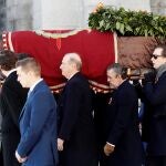 Familiares de Francisco Franco portan el féretro con sus restos mortales tras la exhumación en el Valle de los Caídos el 23 de octubre, antes de su traslado a El Pardo