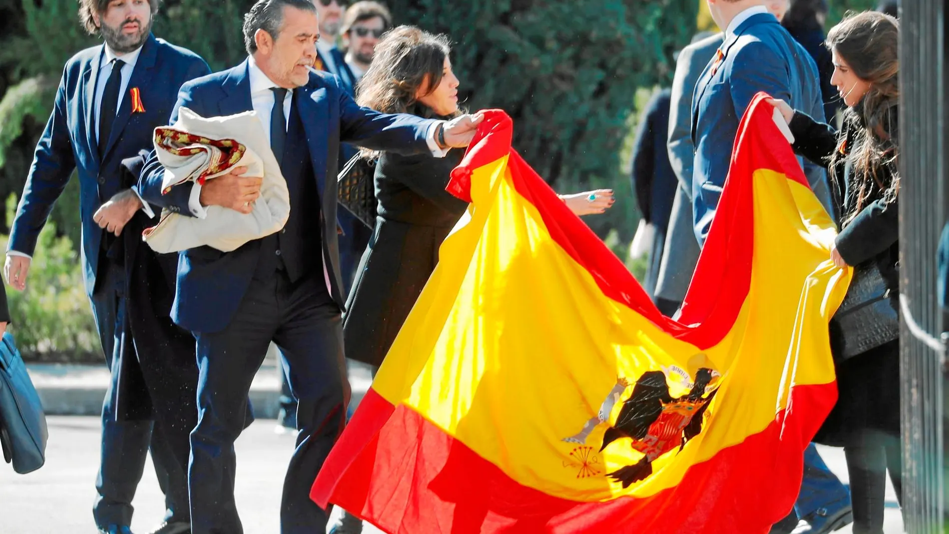 Despliegue de una bandera. Foto: Cristina Bejarano