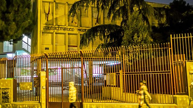 Hay tres locales de apuestas en los alrededores del colegio, así como otros que están a punto de abrirse. Foto: ALBERTO R. ROLDÁN