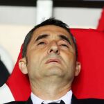 Valverde en el banquillo en el partido del Barcelona