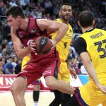 Barreiro, del Casademont Zaragoza, supera la defensa de Hanga y Mirotic