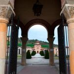 Entrada al cementerio con la tumba de Mussolini en Predappio