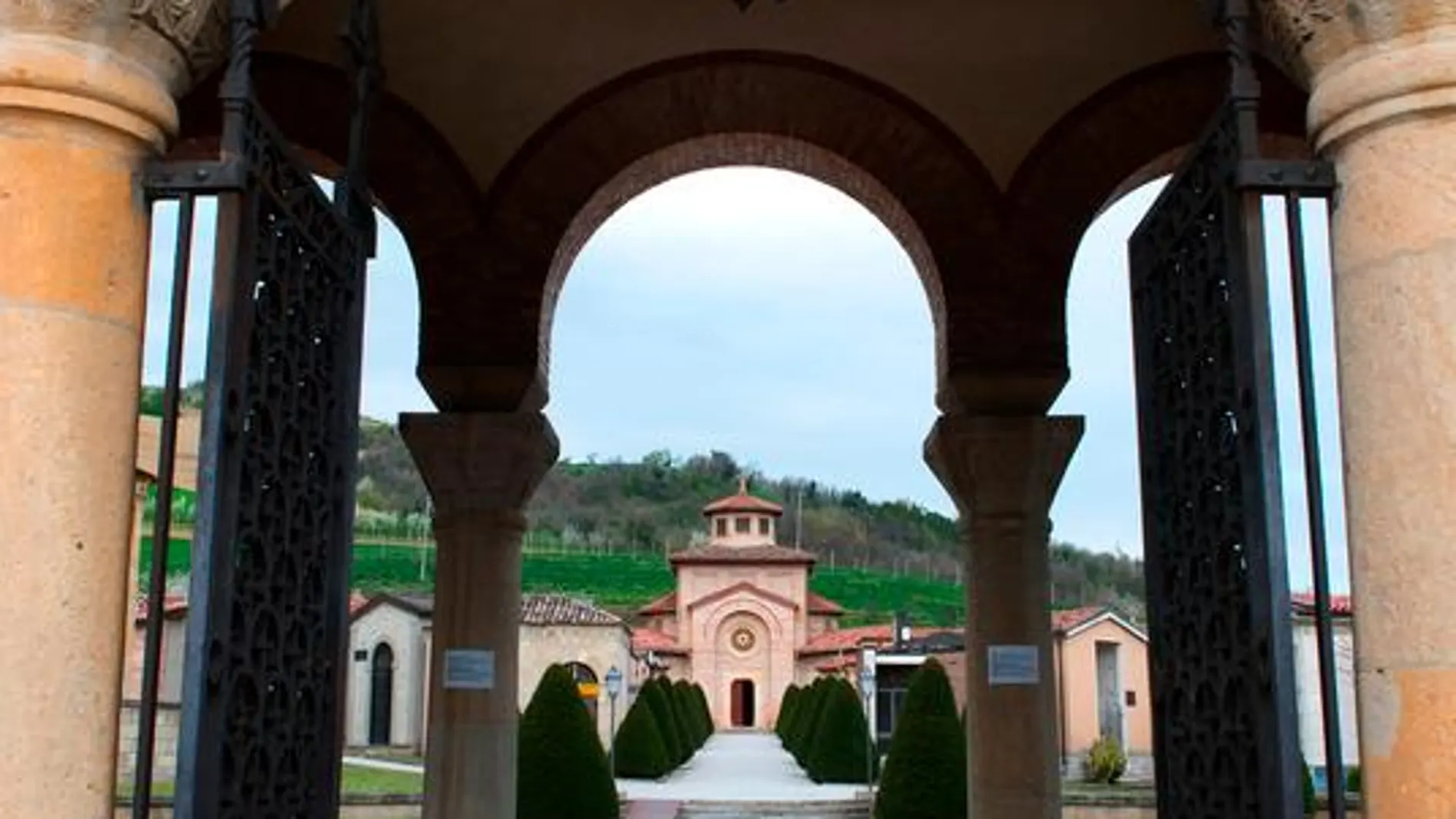 Entrada al cementerio con la tumba de Mussolini en Predappio