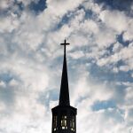 El sol sale tras el campanario de la Iglesia Bautista Maranatha en Plains, Georgia | David Goldman
