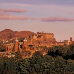 No hay rincón de Edimburgo en el que el perfil de un castillo no se recorte entre la niebla | P. Tomkins