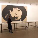 Una pintura de Antoni Tàpies dedicada al músico Richard Wagner, una de las piezas más importantes de la exposición que puede verse hasta el 19 de abril