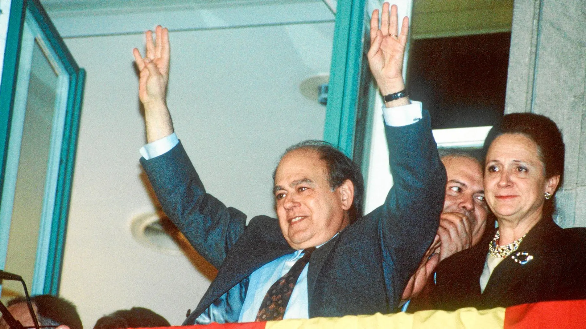 Jordi Pujol junto a su mujer Marta Ferrusola, en el balcón de la Generalitat en el en el año 1992, tras revalidar su mayoría absoluta en las elecciones autonómicas / Efe
