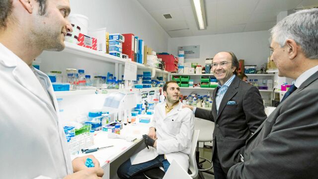 El consejero de Ciencias y Universidades con científicos del Imdea