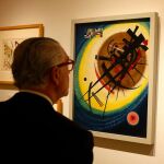 Un visitante observa la obra “En el óvalo claro” (1925) de Wassily Kandinsky, durante la inauguración de la exposición / Efe
