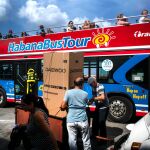 Un cubano traslada un frigorífico comprado hoy en dólares/Ap