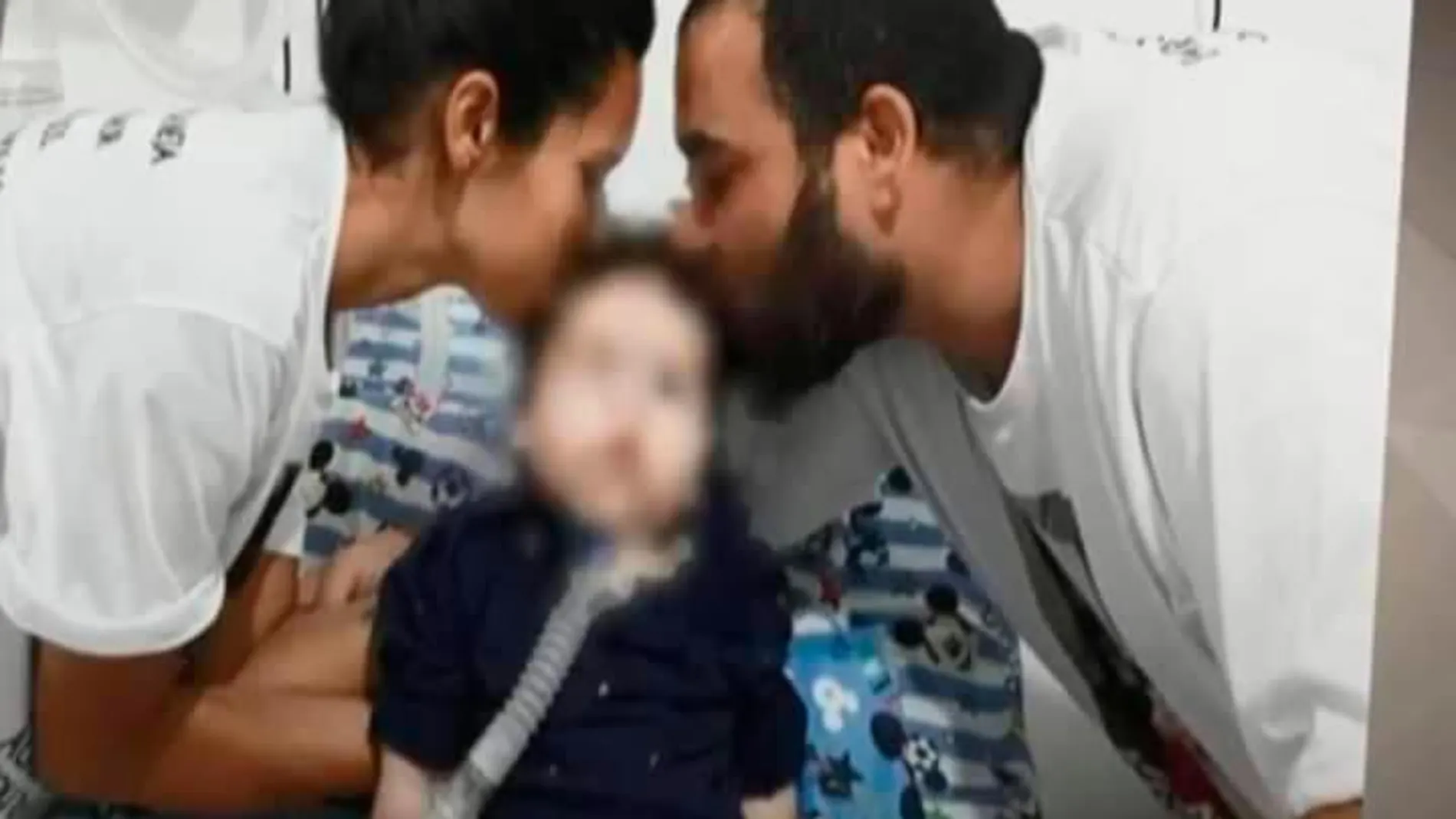 Imagen de la pareja con si hijo