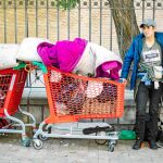Juan y María Eugenia viven en la calle, frente a la Parroquia, ya que desde que cerró el Centro de Día, no tienen un techo donde refugiarse. Foto: Jesús G. Feria