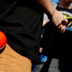 Dos jóvenes juegan a Pokemon Go