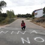 Raquel Romo, integrante de la plataforma "Stop Uranio", a la entrada de Retortillo