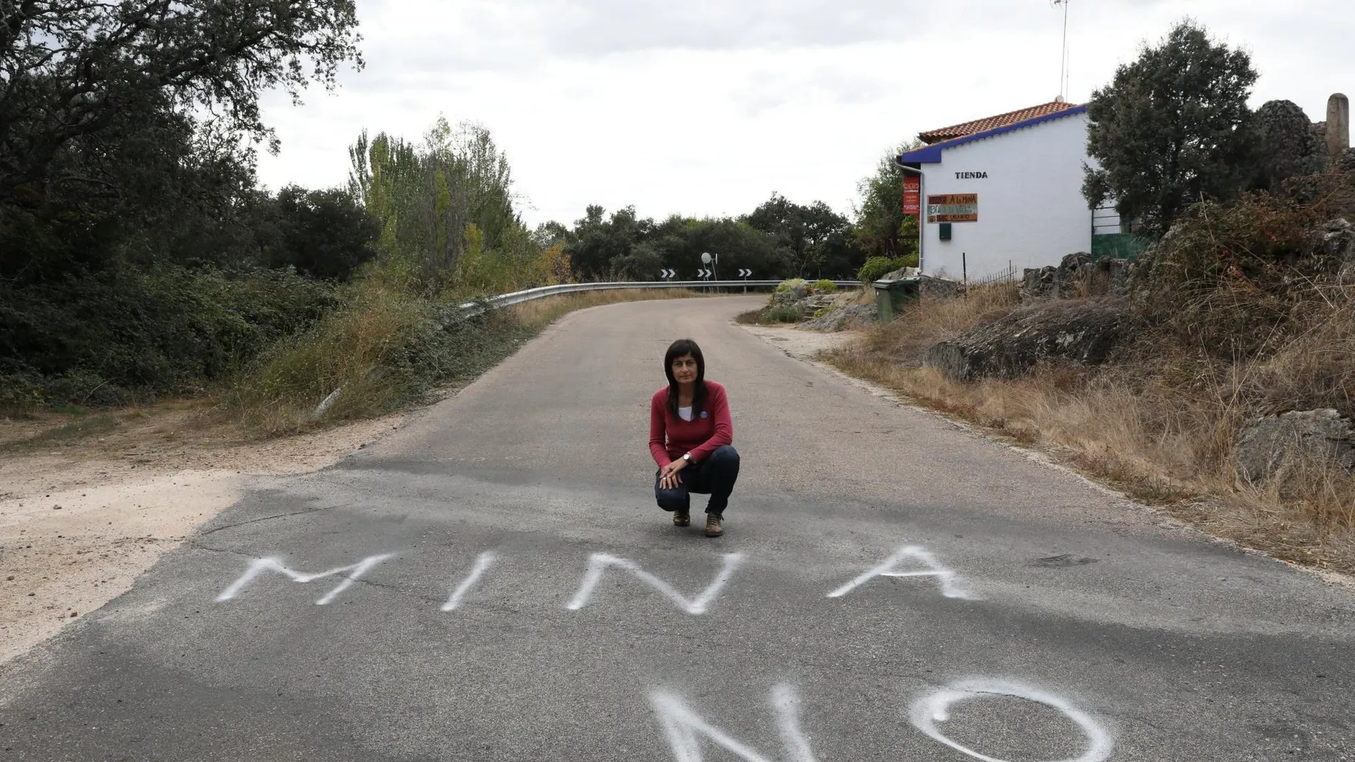 Raquel Romo, integrante de la plataforma "Stop Uranio", a la entrada de Retortillo