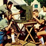 Unos jóvenes en los campamentos de la época