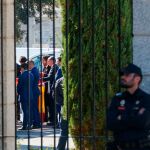 Llegada de los restos mortales de Franco al cementerio de Mingorrubio. La familia despliega una bandera de España preconstitucional delante del féretro / Foto: Cristina Bejarano.