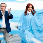 El candidato peronista Alberto Fernández con CFK en un acto de campaña en Mar de Plata