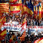 Miles de personas se concentraron en el centro de Barcelona, convocadas por Societat Civil Catalana, para decir "basta"al proceso independentista / Efe
