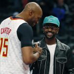 Vince Carter saluda al rapero Big Sean antes de su partido ante los Pistons de Detroit
