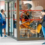 La facultad de Ciencias Sociales de la Universidad Pompeu Fabra amaneció ayer con sillas y mesas en la puerta para bloquear la entrada a los estudiantes e impedir que quienes quisieran asistieran a clase